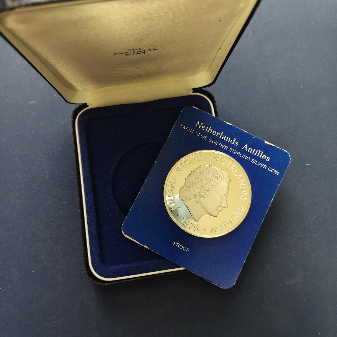 【全场包邮】纯粹捡漏拍495场-持续更新中 荷属安德列斯1976年25盾安德鲁·多利亚号事件200周年精制纪念银币-盒证全银币【45毫米45克，纯银价约832元（按20元银价折算）】