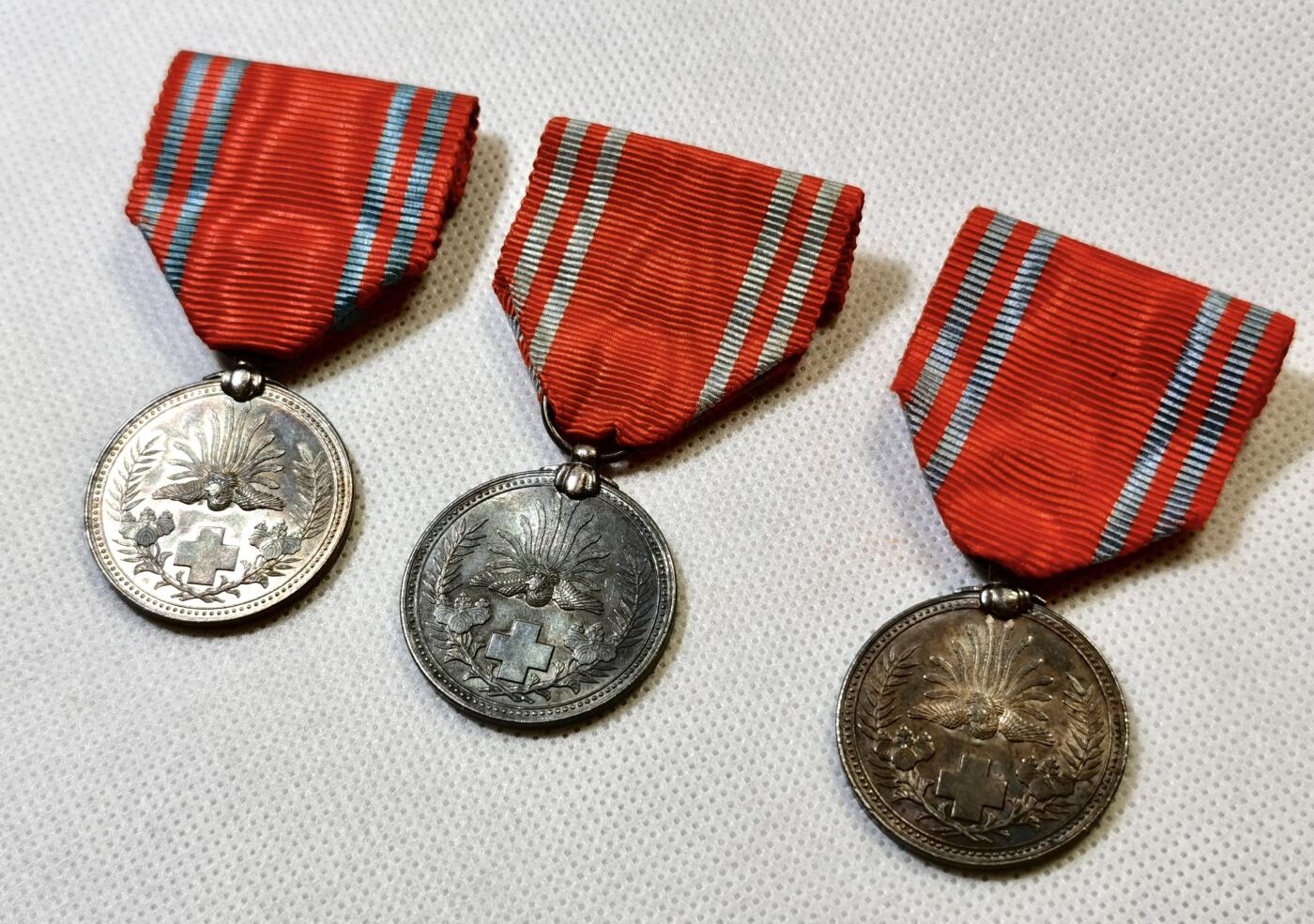 甄臻铺-世界币章拍卖（第48期）精品场拍品征集中，送拍享返佣金等优惠多多 三枚一组，日本赤十字社银章，每枚重12g，成色800银-990银不等，均带炫彩包浆，相当不错的小章