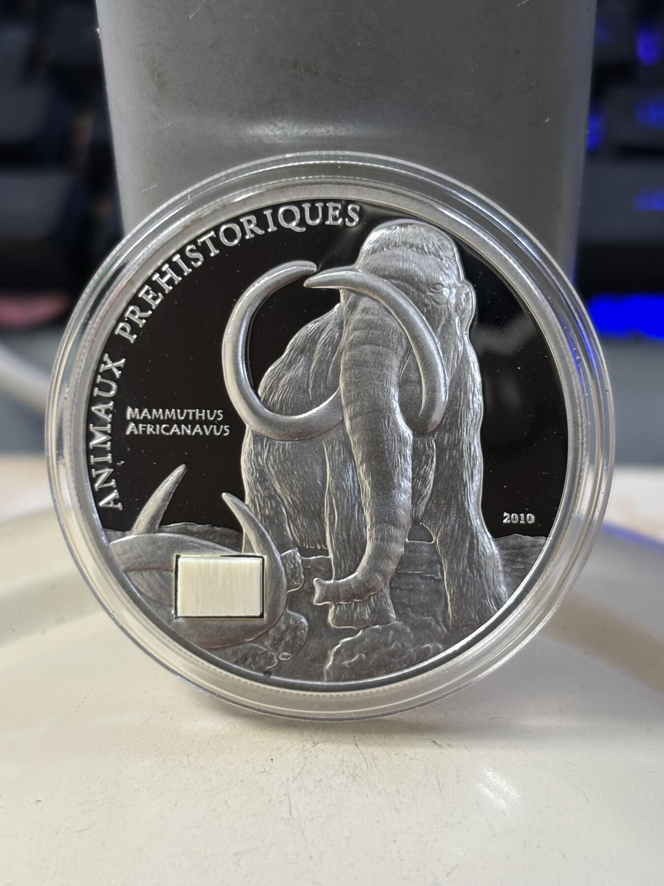 第188期拍卖 获奖币科特迪瓦2010年猛犸象镶嵌精制纪念银币，25克，925银，发行量2500枚，世界25种最美钱币之一