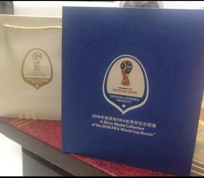 洪涛臻品批发群 精选邮票限时拍卖第1272期  2018年俄罗斯FIFA世界杯纪念银章摆件，官方授权，带原装礼盒、合格证、保养说明、收藏证书，全套齐全。银章重21g，含银量99.9%，做工精致，收藏价值高，适合送礼或自用收藏。  全新拆封未使用，保存完好，盒子和配件都在《此拍品包邮》