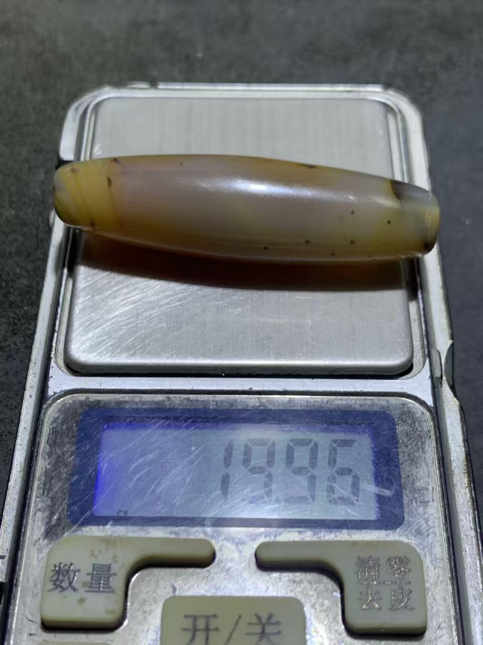 巴西玛瑙千层纹随形桶珠一个，