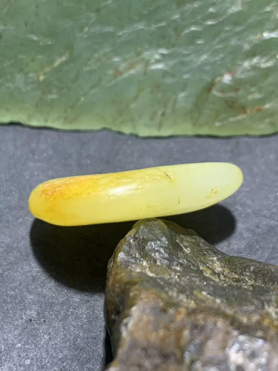 精美洒金皮和田玉独籽原石一颗，