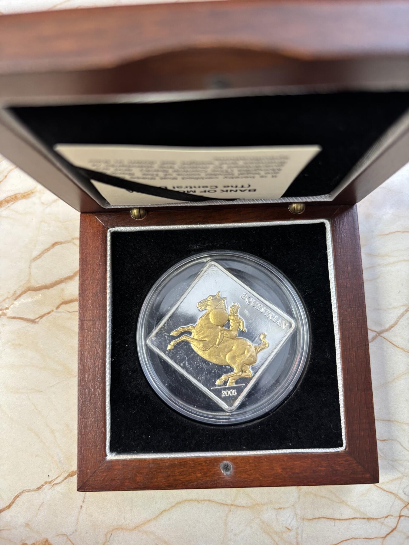 第188期拍卖 蒙古2005年达芬奇名作古代骑士镀金菱形纪念银币，1盎司999银，发行2500枚，有氧化