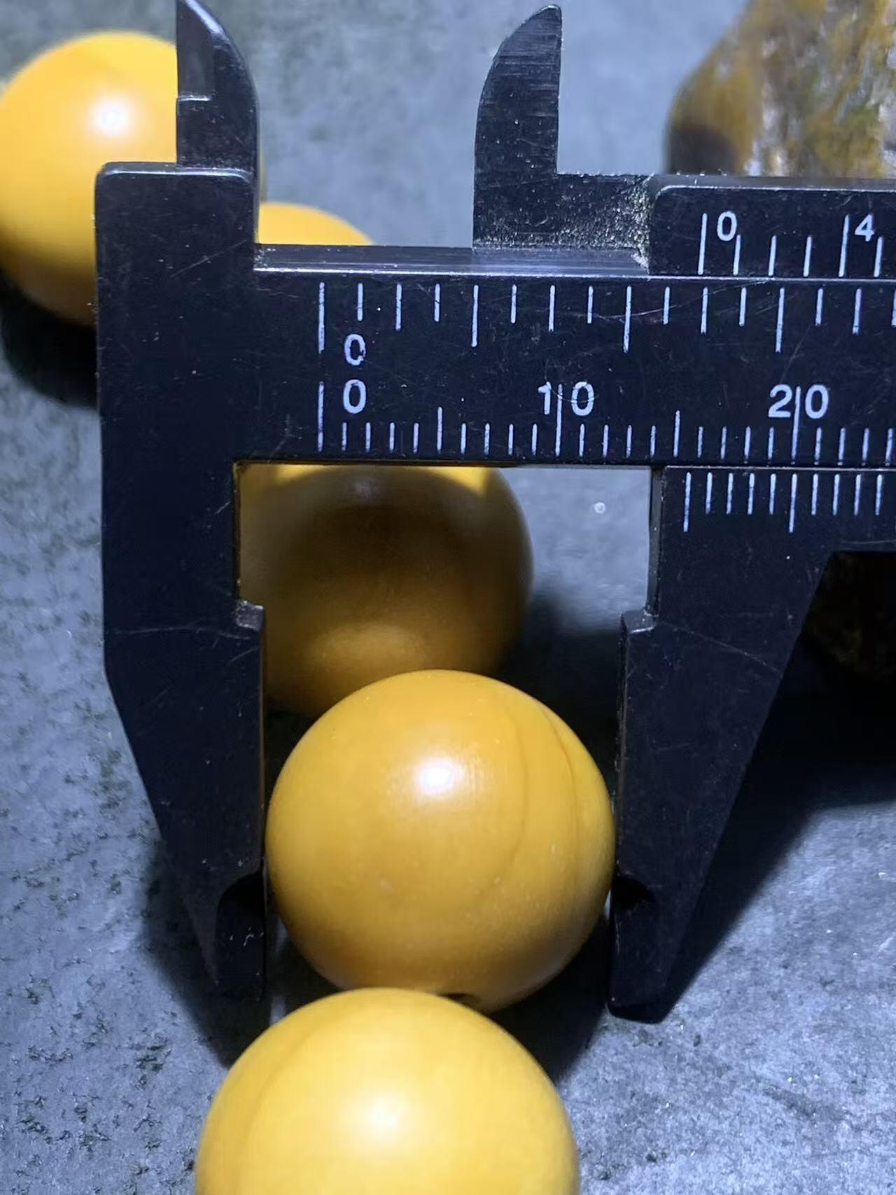 精美毕业级棱橄榄核圆珠手串一条，