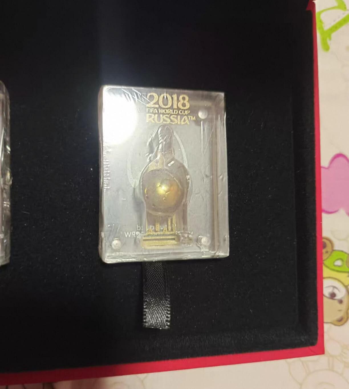 洪涛臻品批发群 精选邮票限时拍卖第1228期  2018世界杯金砖大全套（纯银版）；材质:Ag999纯银。 含999纯银11克，表面镀金。证书齐全，有一定的收藏价值，永久保真，喜欢不要错过《此拍品包邮》