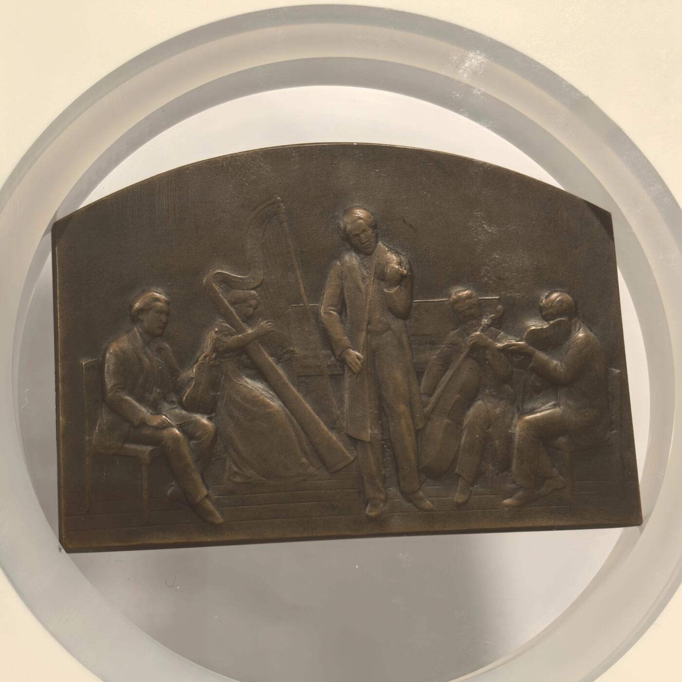 博洋堂世界钱币拍卖第157期（全场包邮） NGC MS64 SAMF作品46号，铜章，标题：音乐，费南德·大卫作品，规格：57×75毫米，年份：1908年，铸量：铜章99枚，银章52枚，法定缴存4枚，作者留存2枚，大卫在这枚章牌的正面刻画了他曾在1902年沙龙上展出的名为“小提琴手（又名“音乐”）”的雕像。该雕塑是这位艺术家的第一件重要作品，吸引了大量关注，并由法国国家收购。材质上有误标，实际为铜章