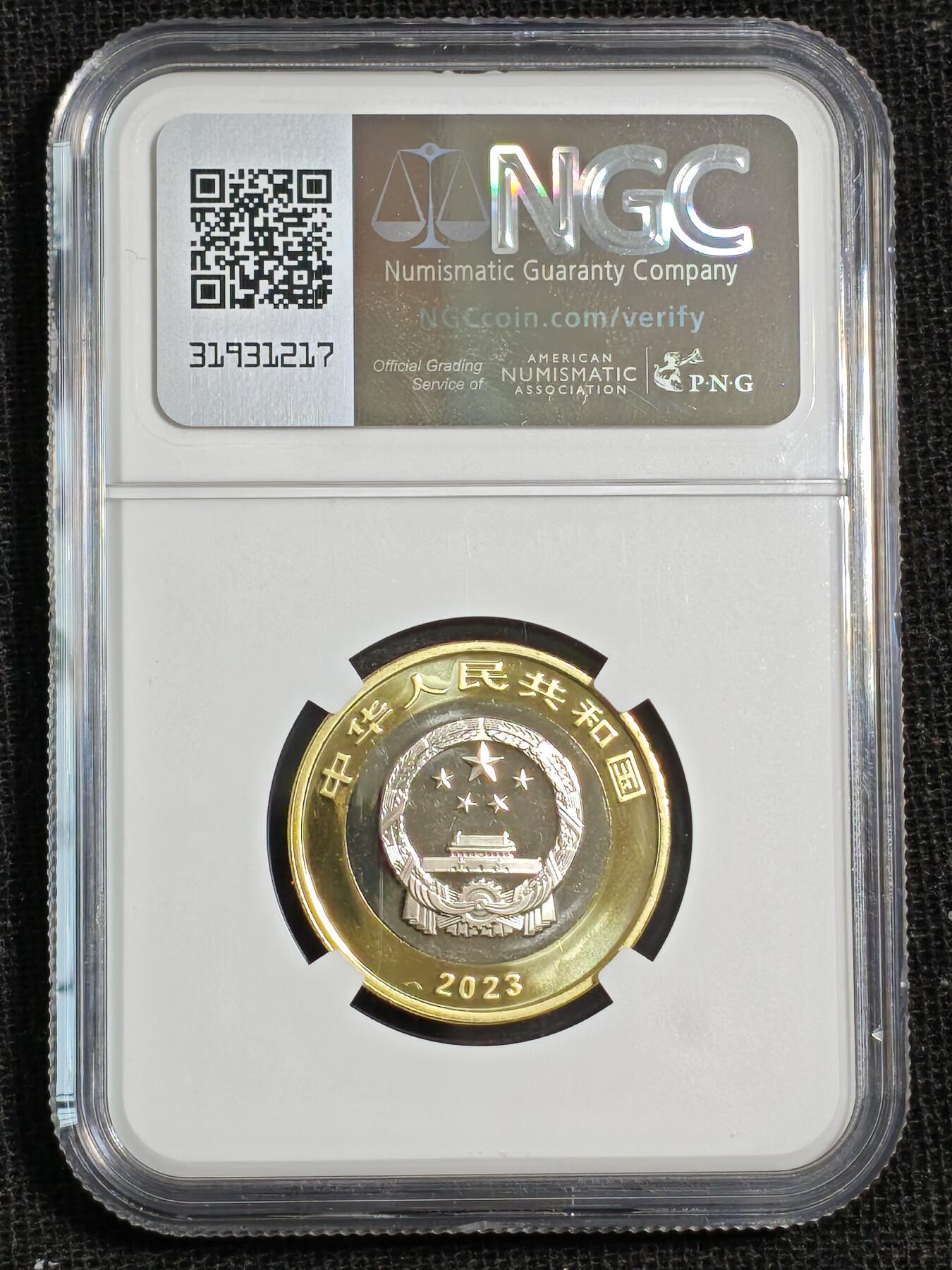 刘世昌艺术品销售中心～虎踞龙蟠*金杨在线联拍群第515期 2023年流通纪念币“国家公园-大熊猫”【首日标】（NGC    MS69PL   串号：6751388-027）1枚。