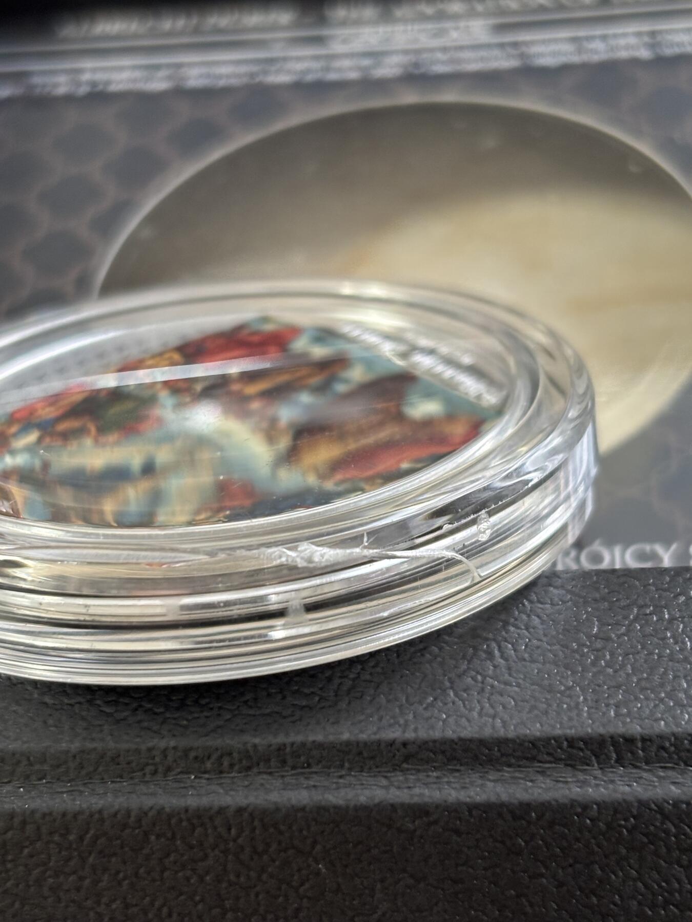 第188期拍卖 喀麦隆2021年丢勒名画三位一体崇拜镶嵌琥珀彩银币，999银，17.5克，发行550枚，塑料盒有碎