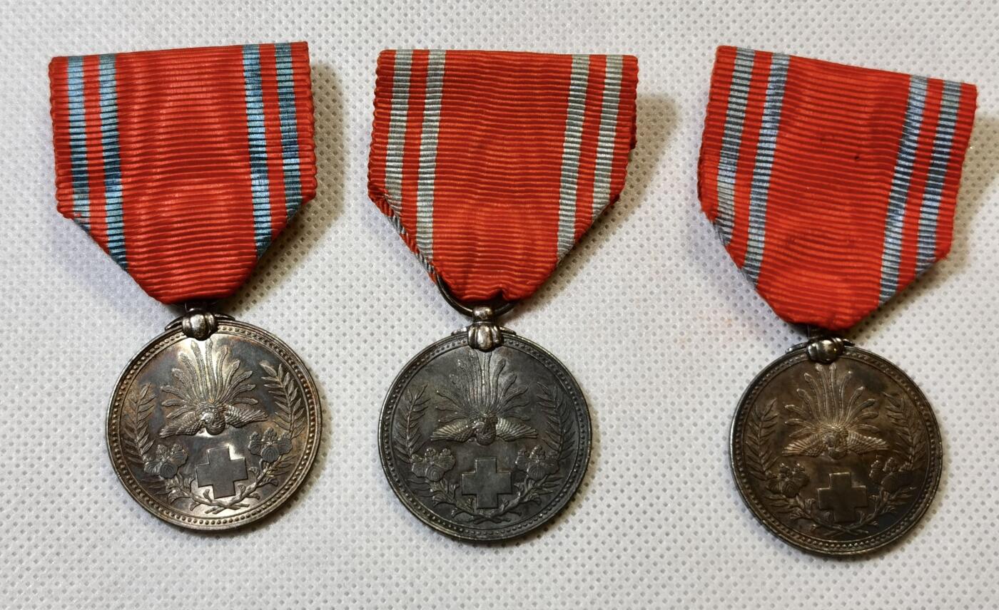 甄臻铺-世界币章拍卖（第48期）精品场拍品征集中，送拍享返佣金等优惠多多 三枚一组，日本赤十字社银章，每枚重12g，成色800银-990银不等，均带炫彩包浆，相当不错的小章