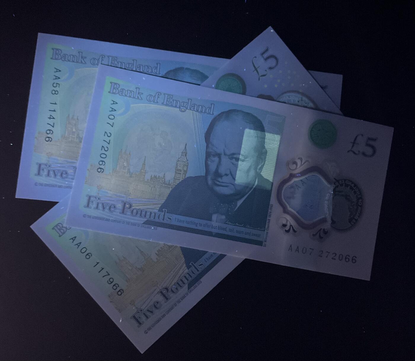 【礼羽收藏】🌏世界钱币拍卖第120期 英国绝版女王5英镑，AA冠尾66靓号一组共3张开窗口无刮擦痕(集冠首选)均绝品