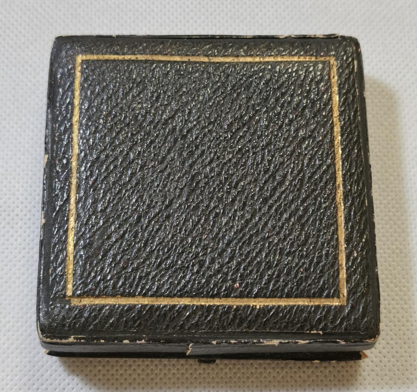 甄臻铺-世界币章拍卖（第48期）精品场拍品征集中，送拍享返佣金等优惠多多 1888年(吉祥年份)英国莫诺奎特农业协会颁发的银质奖章，直径45毫米，重42克。正面刻有三头牛和树木图案，背面环绕麦穗花环装饰，刻有