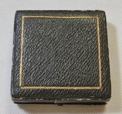 甄臻铺-世界币章拍卖（第48期）精品场拍品征集中，送拍享返佣金等优惠多多 - 1888年(吉祥年份)英国莫诺奎特农业协会颁发的银质奖章，直径45毫米，重42克。正面刻有三头牛和树木图案，背面环绕麦穗花环装饰，刻有"MONQUITTER AGRICULTURAL ASSOCIATION 1888"字样。原装黑色皮质外盒，内衬蓝色丝绒，边道有处铸造瑕疵出厂时就有见图，不是磕碰