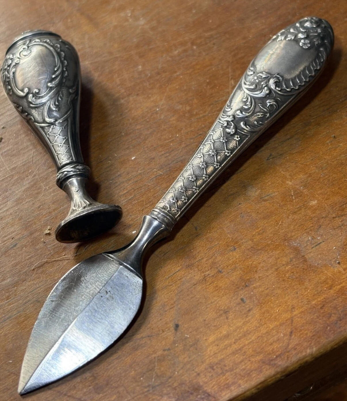 海外回流精品专场（鸽子请绕行） 法国回流纯银火漆印章与拆信刀套装 火漆印章尺寸：刀长约7.2cm，重18.5g；拆信刀尺寸：12.6cm，20g。 雕花工艺精美。