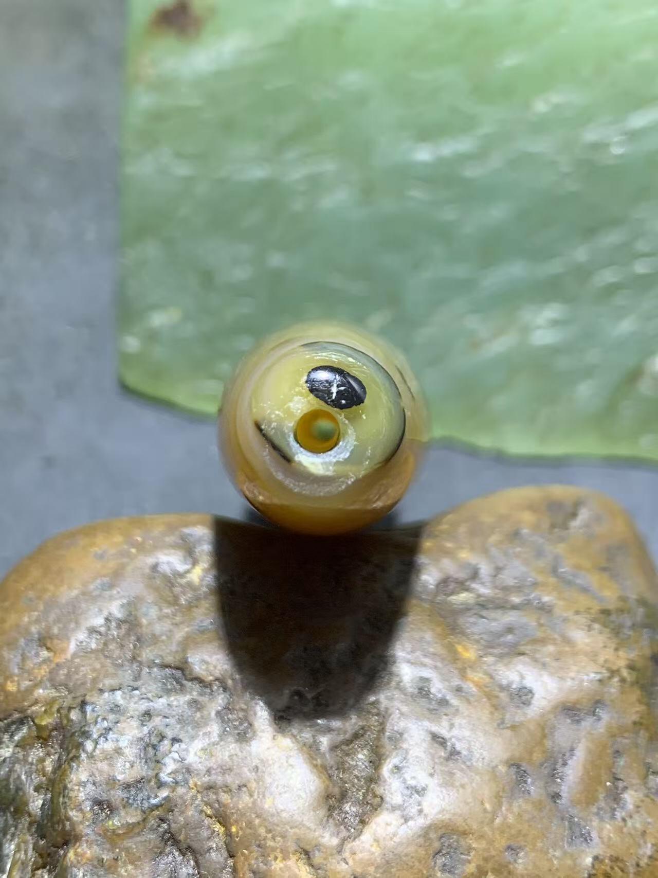 巴西玛瑙千层纹随形桶珠一个，