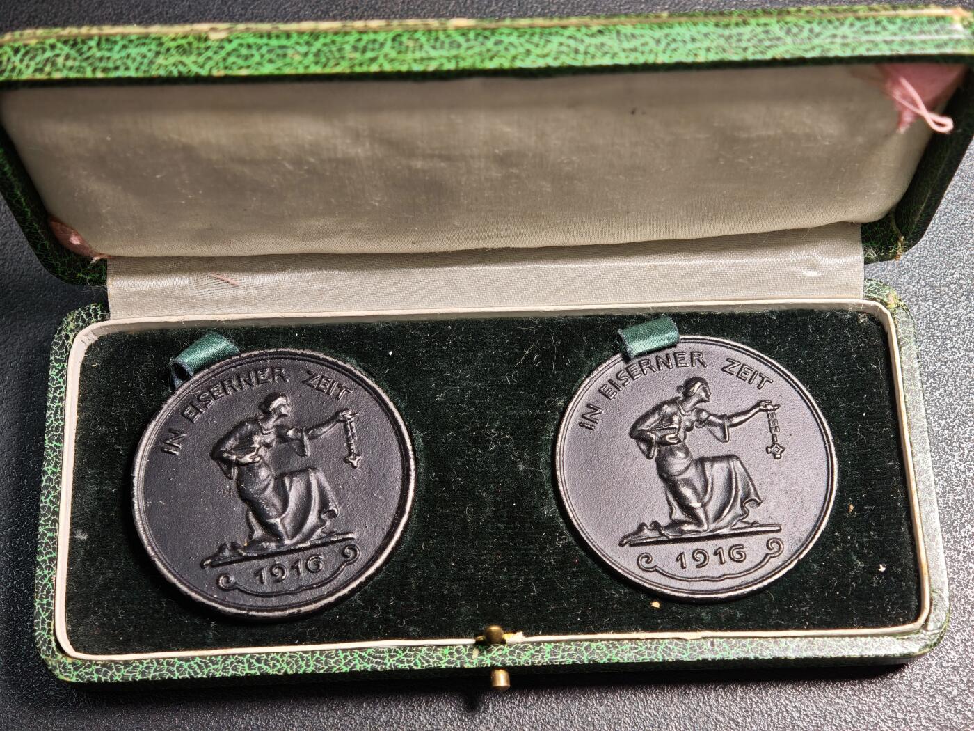 【德藏】世界币章拍卖第162期（拍品征集中~欢迎藏友联系） 2枚一组 带盒 1916年 德国一战动员“以金换铁”爱国捐献纪念铁章（也常称“Hosaeus纪念章”）这是一战时期德国政府为筹措战争资金推出的官方纪念物 经典品种 直径约：40mm,40.1mm；重约：17.2g,17.8g