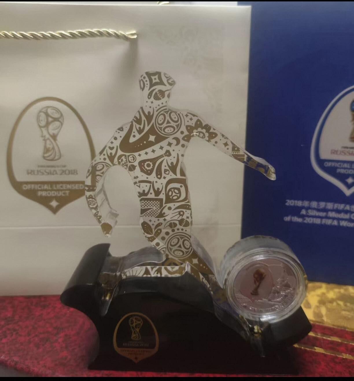 洪涛臻品批发群 精选邮票限时拍卖第1228期  2018年俄罗斯FIFA世界杯纪念银章摆件，官方授权，带原装礼盒、合格证、保养说明、收藏证书，全套齐全。银章重21g，含银量99.9%，做工精致，收藏价值高，适合送礼或自用收藏。  全新拆封未使用，保存完好，盒子和配件都在《此拍品包邮》