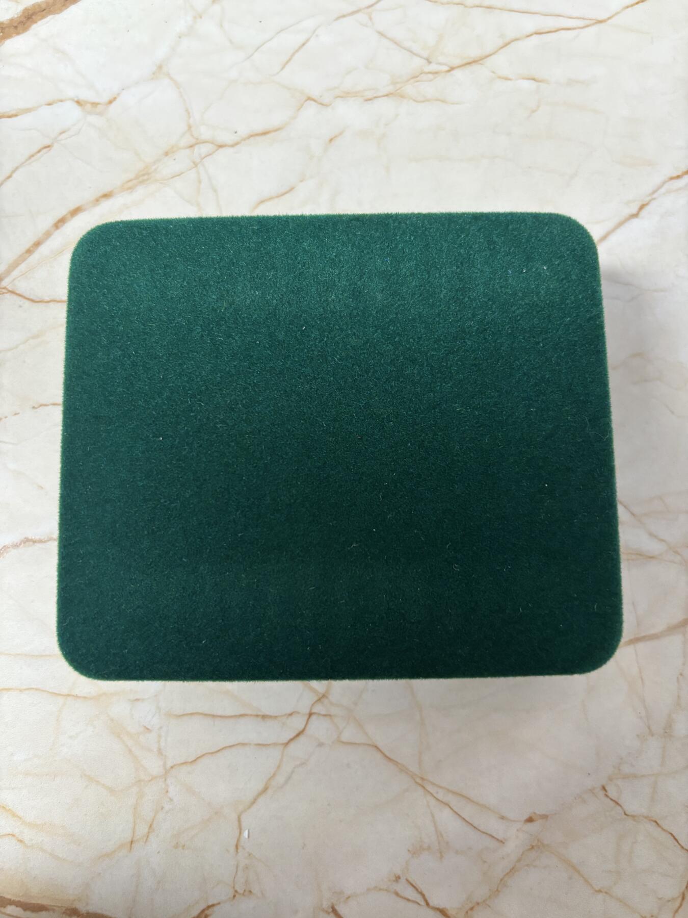 第188期拍卖 英国2004年英法友好协议100年精制加厚纪念银币，925银，56.56克，发行200枚，边缘有氧化