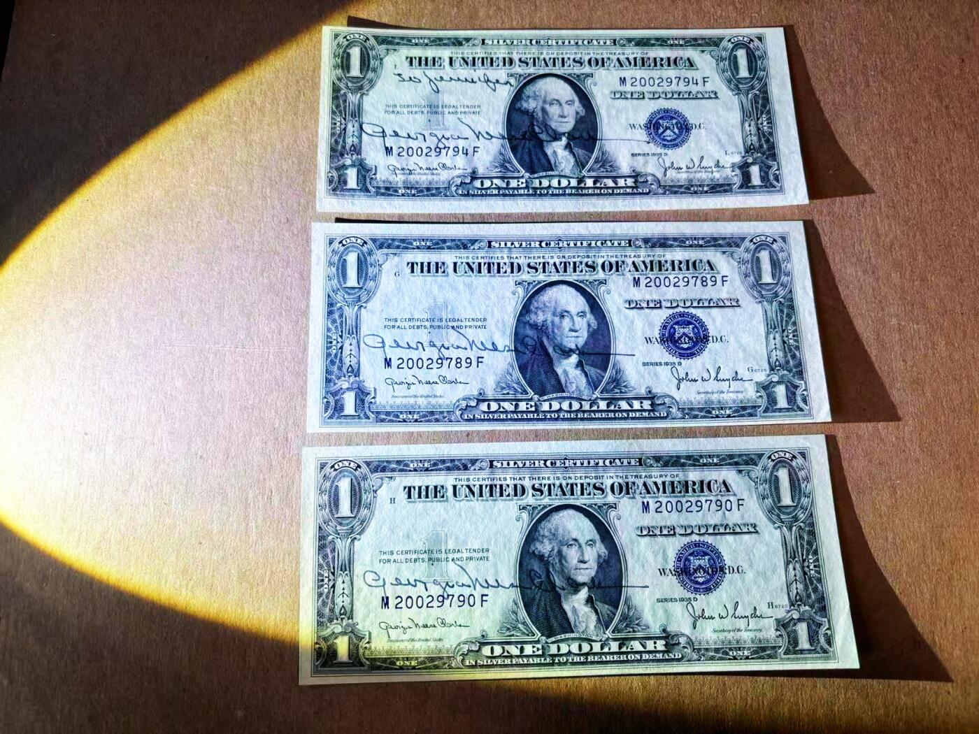 【Blue Auction】世界纸币精拍第776期——18级TOP拍卖/信誉/品质/专业/高效💫 位于华盛顿美国财政部原装信封及信纸 信件写于1951年 该信是美国历史上首位女性司库长克拉克——Georgia Neese Clark（1898-1995）寄给财政部长的一个表亲的 信内信息显示 最初信封内是含克拉克六张亲笔签名的美国1935D 1美金银币券纸币 现存3枚（亲笔签名和纸币上司库长同一人非常有意义）