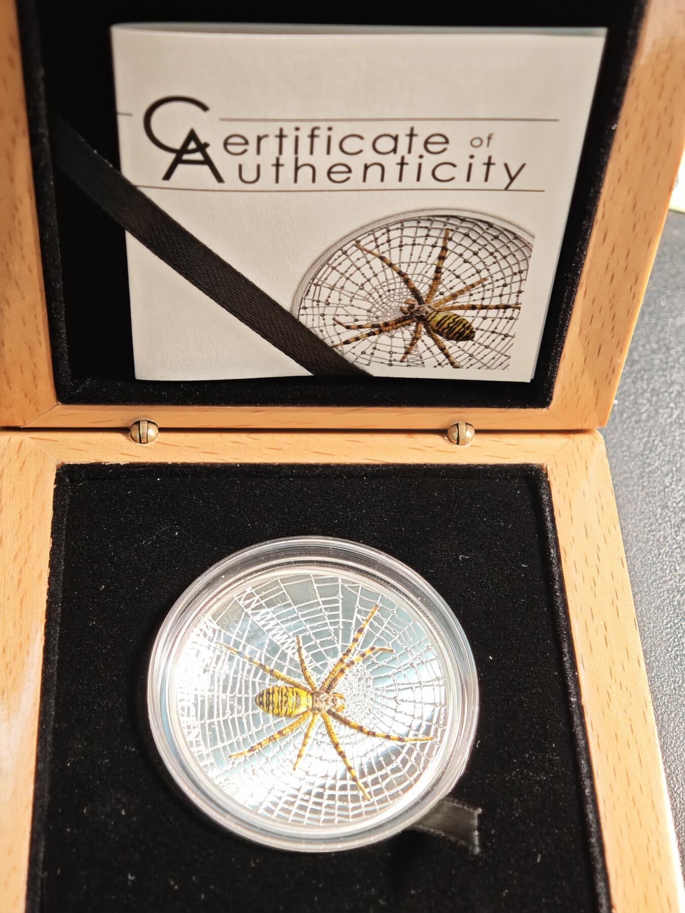 【德藏】世界币章拍卖第162期（拍品征集中~欢迎藏友联系） 2016年 库克黄蜂蜘蛛彩色高浮雕弧形纪念银币 原盒 原证书 38.61mm 1盎司 999银