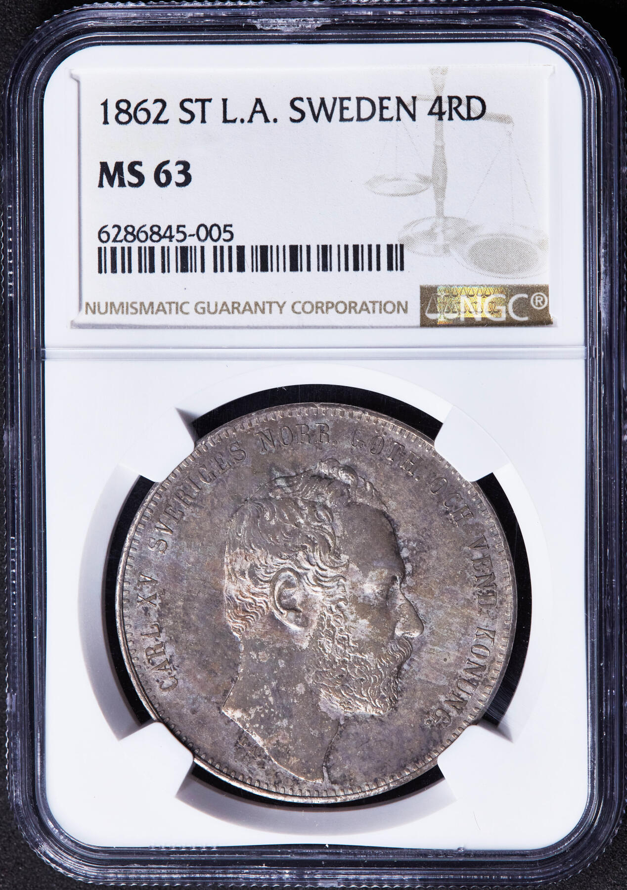 【俄甄集藏】“万象更新、马呈祥瑞”迎新春俄甄精品场-2026年(047)01-21 星期三 晚 19:30 全场包邮 瑞典王国1862年卡尔十五世ST LA版斯德哥尔摩厂4里斯克达勒双狮大银币，NGC MS63，酱彩老包浆，原光品相，经典品种