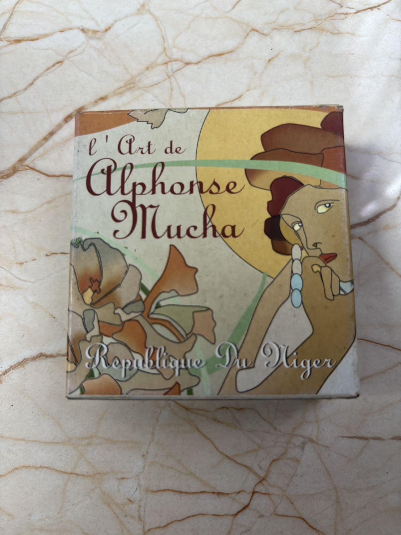 第188期拍卖 尼日尔2012年爱情语录镶嵌水晶彩色纪念银币，925银，20克，发行1000枚，塑料盒有裂痕