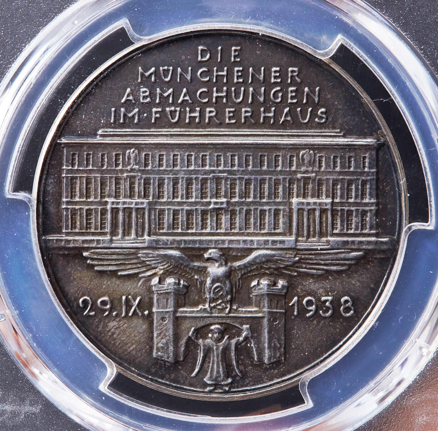 【俄甄集藏】“万象更新、马呈祥瑞”迎新春俄甄精品场-2026年(047)01-21 星期三 晚 19:30 全场包邮 德国第三帝国1938年《慕尼黑协定》四巨头纪念银章，PCGS SP63，酱彩包浆，稀少品种，德国总理、墨索里尼、张伯伦、达拉第，原图联系客服或者查询相关官网查看