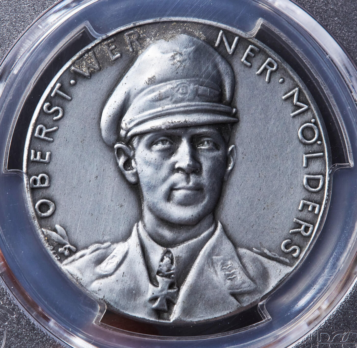 【俄甄集藏】“万象更新、马呈祥瑞”迎新春俄甄精品场-2026年(047)01-21 星期三 晚 19:30 全场包邮 德国第三帝国1941年纪念王牌飞行员维尔纳·莫尔德斯逝世超锌章，PCGS Genuine，卡尔·哥茨作品，少见品种