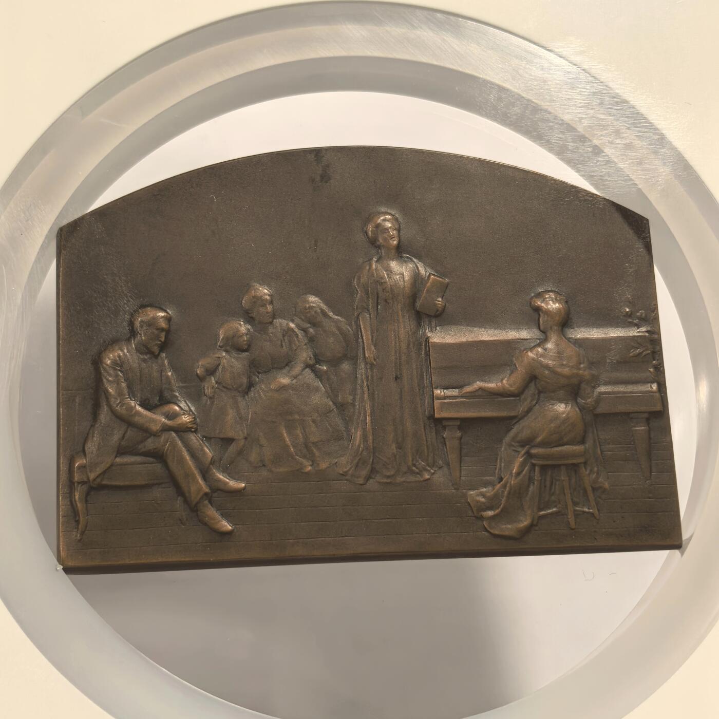 博洋堂世界钱币拍卖第157期（全场包邮） NGC MS64 SAMF作品46号，铜章，标题：音乐，费南德·大卫作品，规格：57×75毫米，年份：1908年，铸量：铜章99枚，银章52枚，法定缴存4枚，作者留存2枚，大卫在这枚章牌的正面刻画了他曾在1902年沙龙上展出的名为“小提琴手（又名“音乐”）”的雕像。该雕塑是这位艺术家的第一件重要作品，吸引了大量关注，并由法国国家收购。材质上有误标，实际为铜章