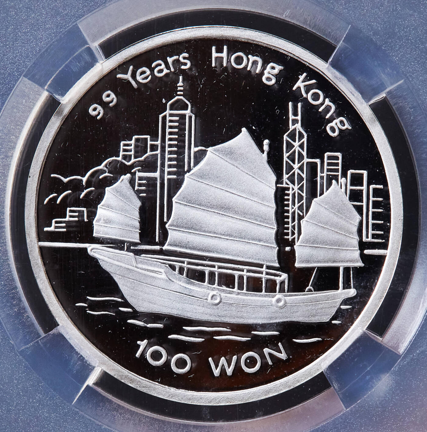 【俄甄集藏】“万象更新、马呈祥瑞”迎新春俄甄精品场-2026年(047)01-21 星期三 晚 19:30 全场包邮 朝鲜1996年纪念香港即将回归100元精制银币2枚一套，TQG PF69/PF68+UC，单枚重7克，999银