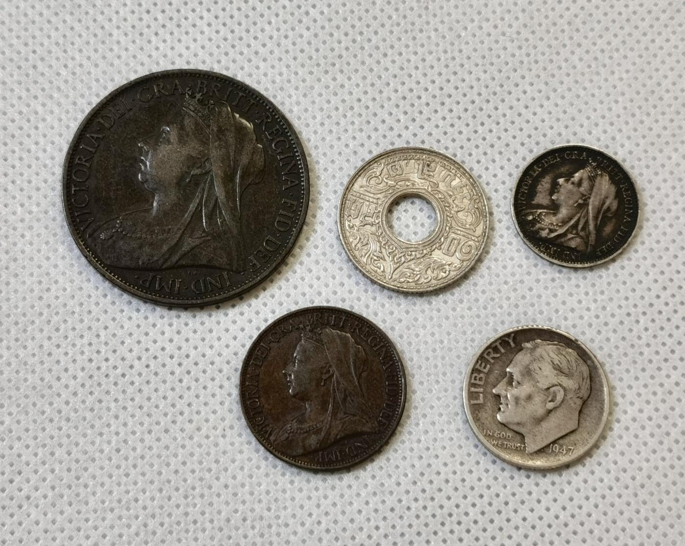 甄臻铺-世界币章拍卖（第48期）精品场拍品征集中，送拍享返佣金等优惠多多 五枚一组，罗斯福10分银币、泰国萨当银币、维多利亚三便士银币、1便士大铜币、1法新铜币