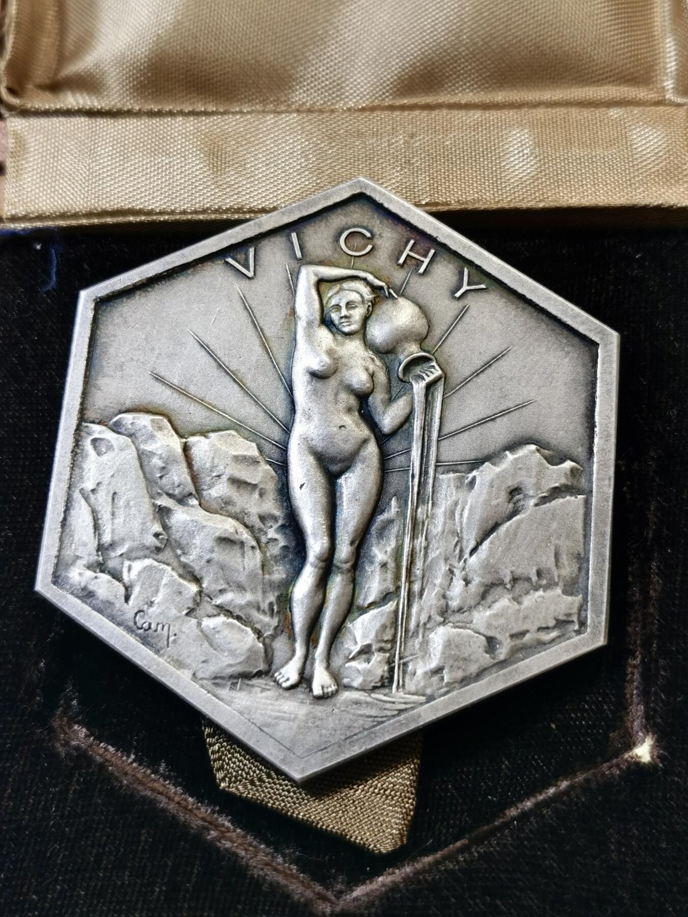 甄臻铺-世界币章拍卖（第48期）精品场拍品征集中，送拍享返佣金等优惠多多 法国山泉小镇纪念章，法国著名的山泉小镇维希市城市纪念章，雕刻画面是著名的古典油画《泉》。材质不明，可能是铜镀银或者银章，无边铭，直径61mm，重量98.4g，品相完美，有完好原盒，如图。