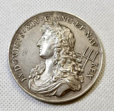 甄臻铺-世界币章拍卖（第48期）精品场拍品征集中，送拍享返佣金等优惠多多 - 1907年版发的法国银质纪念章，直径50.1毫米，重60.6克，丰饶角1ARGENT边铭，950银，1900年前铸造，非20世纪版本。正面路易十四肖像，背面帆船“NAVIGATIO INSTAVRATA”，1668年字样，人物高浮雕，少见左侧像版本。