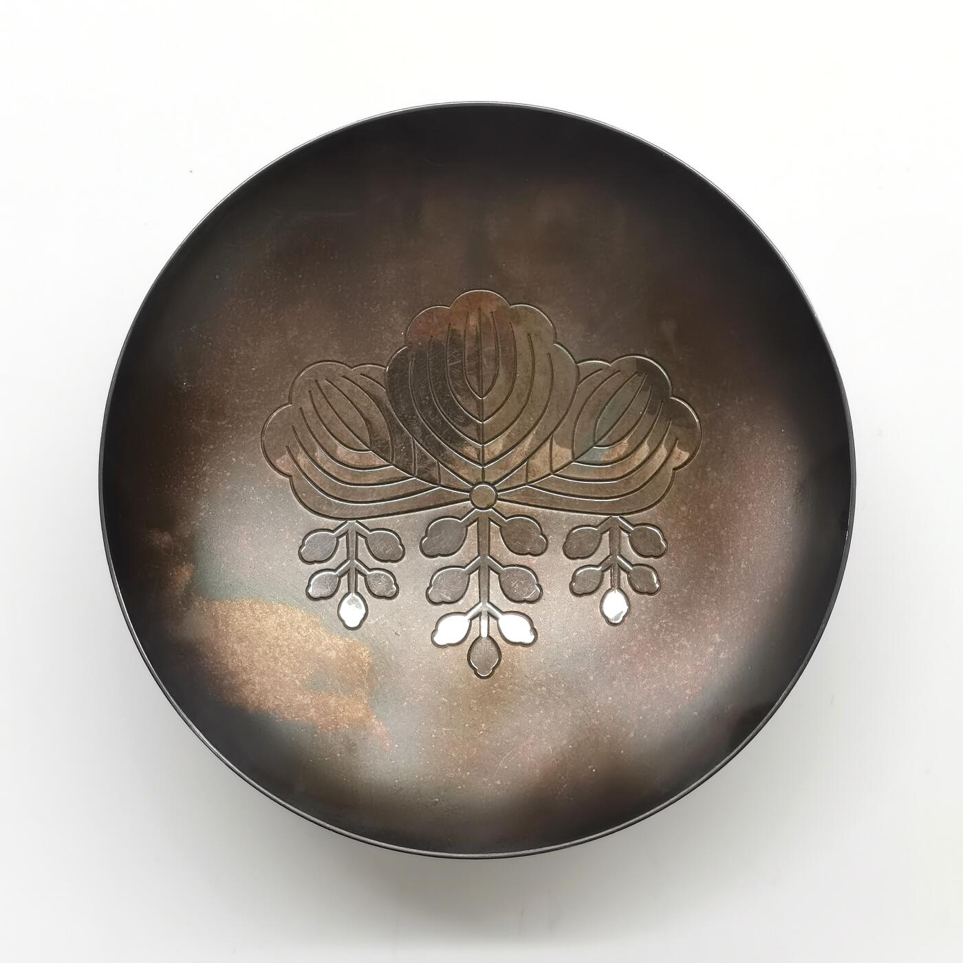 博洋堂世界钱币拍卖第157期（全场包邮） 日本造币局制纯银胎五七桐纹彩镀高足酒盏，重90.92g，五七桐纹为日本皇室家纹，底部刻有日本造币局厂记+“SILVER” 纯银标识。造币局此类纪念银器多为限量发行（如庆典、年号更替纪念款），存世量远少于民用工艺品，稀缺性显著。