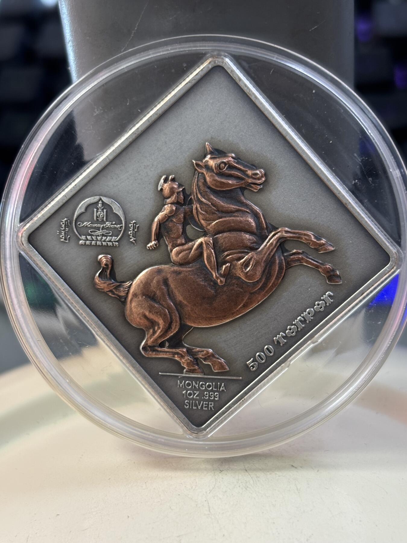 第188期拍卖 蒙古2005年达芬奇名作古代骑士镀铜菱形纪念银币，1盎司999银，尺寸35毫米*35毫米，发行2500枚