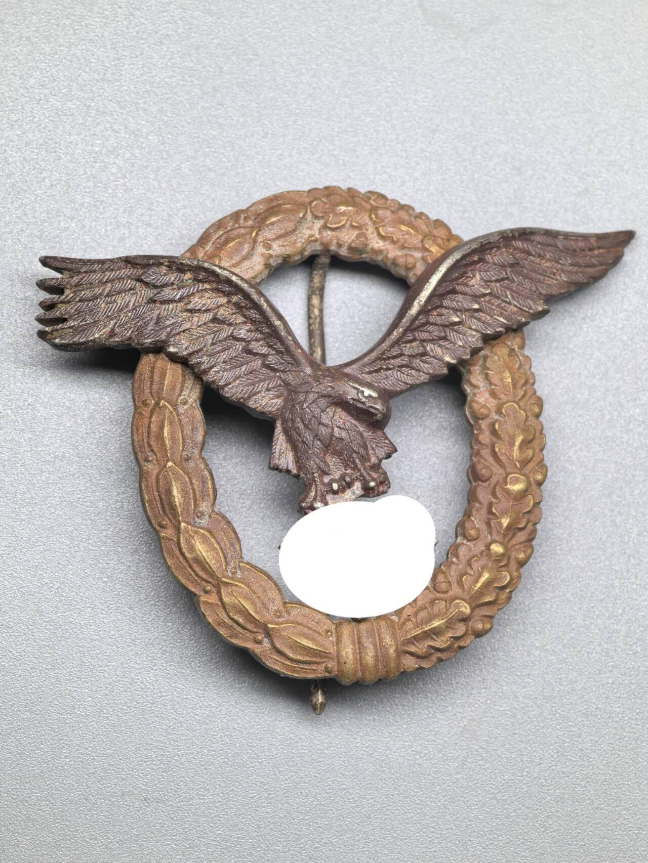 小驴勋章奖章收藏1月17日周六晚六点拍卖（珍爱和平，收藏战争，铭记历史，勿忘国耻，忠党爱国。有偿代拍，送拍规则在简介最后，参拍须阅读规则后再参拍，关系到运费包装发货时效真假辨别等关键信息，拍卖时不再发原图，看大图店主微信码在拍卖店铺介绍里） 德国WWII空军飞行员奖章，FLL厂Type-2b版，生产时间为1940-1942年，镀层氧化露出铜底色