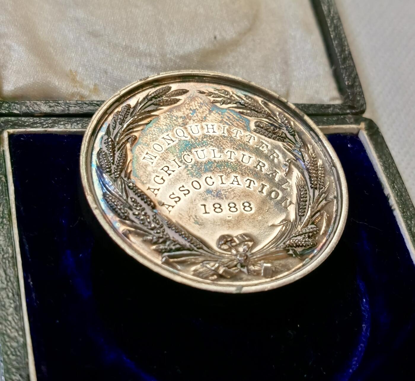 甄臻铺-世界币章拍卖（第48期）精品场拍品征集中，送拍享返佣金等优惠多多 1888年(吉祥年份)英国莫诺奎特农业协会颁发的银质奖章，直径45毫米，重42克。正面刻有三头牛和树木图案，背面环绕麦穗花环装饰，刻有