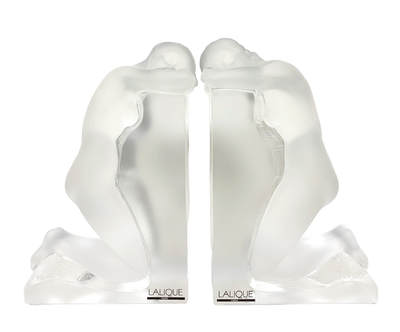 上海拍卖行2025年秋季古董珍玩拍卖会 - 法国LALIQUE"沉思者"磨砂水晶书立(13.5x8x22.5cm,全新)