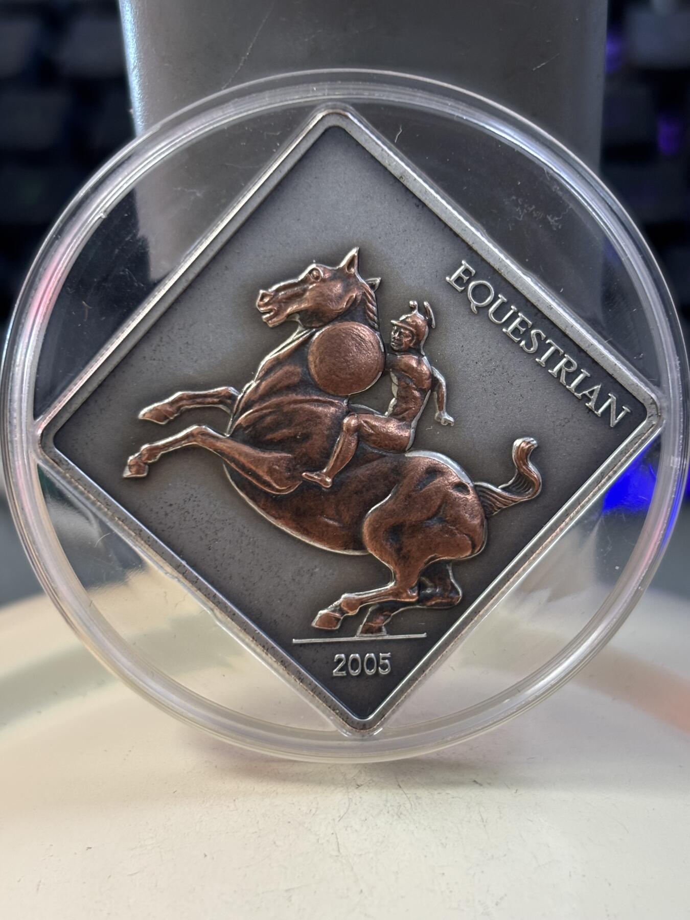 第188期拍卖 蒙古2005年达芬奇名作古代骑士镀铜菱形纪念银币，1盎司999银，尺寸35毫米*35毫米，发行2500枚