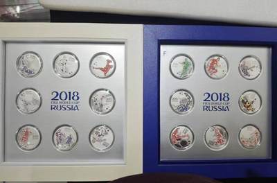 洪涛臻品批发群 精选邮票限时拍卖第1272期  2018俄罗斯世界杯纪念银章套装，包装完好，每个银章1克，共21枚银章，共计21克，Ag999银，官方发行有鉴定证书。有一定收藏价值。2018世界杯期间购入价格1100多元。共购入两件，此拍品为其中一件，不带发票《此拍品包邮》