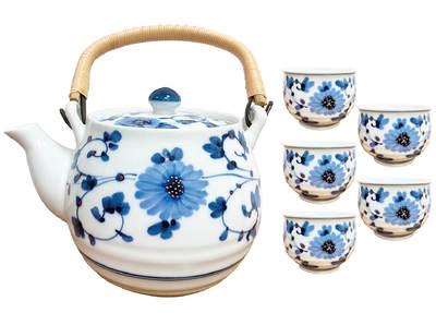 上海拍卖行2025年秋季古董珍玩拍卖会 - 日本有田烧弥山作青花茶具套组(原装盒)