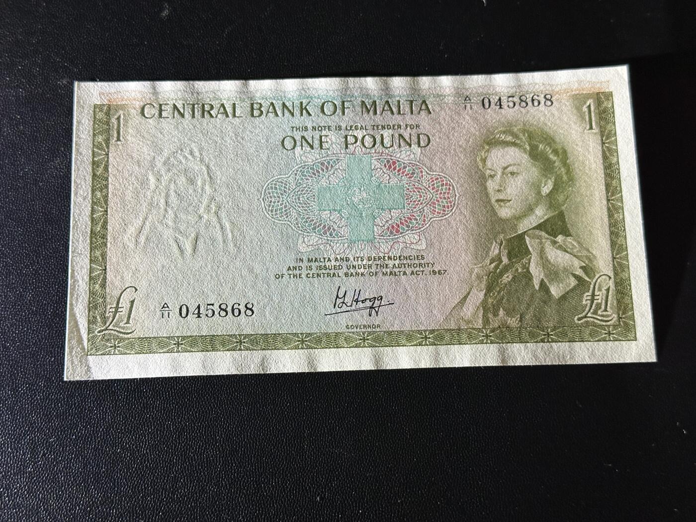 《外钞收藏家》第六百零三期（精选场）（本平台长期征集拍品、欢迎藏友们联系合作） 1967年马耳他1镑 UNC- 精美戎装女王