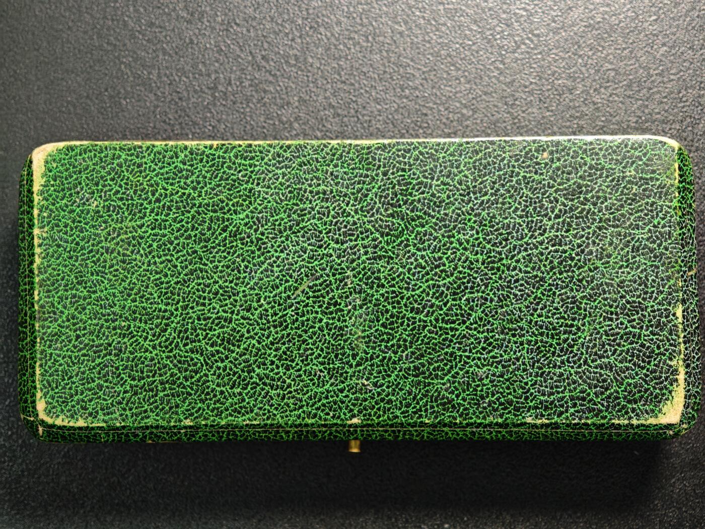 【德藏】世界币章拍卖第162期（拍品征集中~欢迎藏友联系） 2枚一组 带盒 1916年 德国一战动员“以金换铁”爱国捐献纪念铁章（也常称“Hosaeus纪念章”）这是一战时期德国政府为筹措战争资金推出的官方纪念物 经典品种 直径约：40mm,40.1mm；重约：17.2g,17.8g