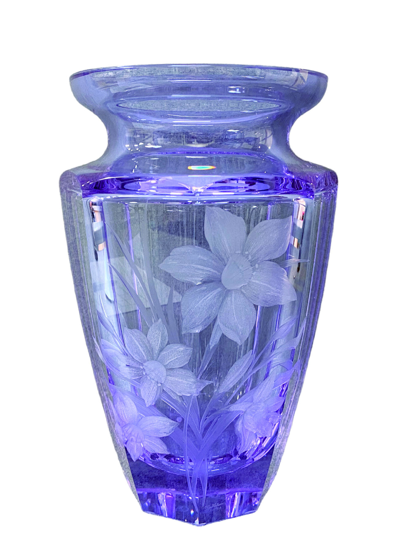 上海拍卖行2025年秋季古董珍玩拍卖会 捷克MOSER錾刻工艺水仙花饰亚历山大变色水晶花瓶(H:25.6cm)