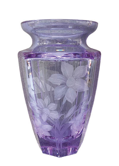 上海拍卖行2025年秋季古董珍玩拍卖会 - 捷克MOSER錾刻工艺水仙花饰亚历山大变色水晶花瓶(H:25.6cm)