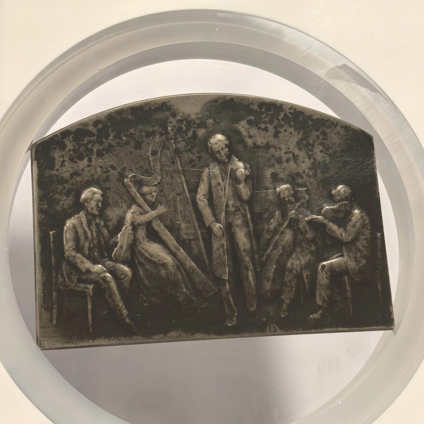 博洋堂世界钱币拍卖第157期（全场包邮） NGC MS62 SAMF作品46号，银章，标题：音乐，费南德·大卫作品，规格：57×75毫米，年份：1908年，铸量：铜章99枚，银章52枚，法定缴存4枚，作者留存2枚，大卫在这枚章牌的正面刻画了他曾在1902年沙龙上展出的名为“小提琴手（又名“音乐”）”的雕像。该雕塑是这位艺术家的第一件重要作品，吸引了大量关注，并由法国国家收购。