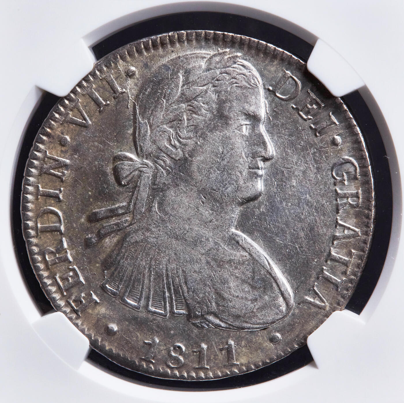 【俄甄集藏】“万象更新、马呈祥瑞”迎新春俄甄精品场-2026年(047)01-21 星期三 晚 19:30 全场包邮 西属墨西哥1811年流亡过渡时期费尔南多七世戎装像Mo HJ版8里亚尔双柱大银币，NGC AU58，黄油彩老包浆，细节犀利