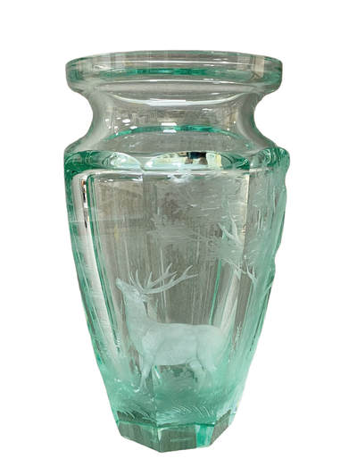 上海拍卖行2025年秋季古董珍玩拍卖会 - 捷克MOSER錾刻工艺驯鹿场景"帕拉伊巴"套色水晶花瓶(H:27cm)