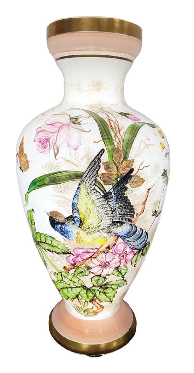 上海拍卖行2025年秋季古董珍玩拍卖会 - 约1900年奥匈帝国哈拉赫蛋白玻璃彩绘意念鸟及花卉收藏级赏瓶(H:49cm,瓶口有微瑕)