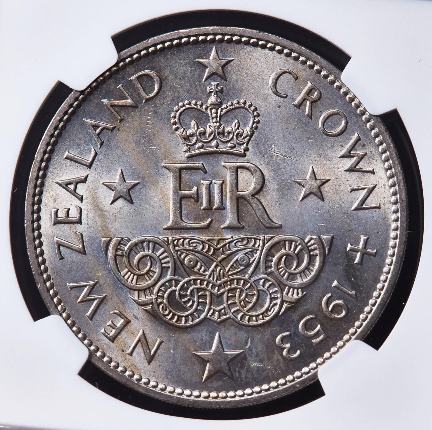 【俄甄集藏】“万象更新、马呈祥瑞”迎新春俄甄精品场-2026年(047)01-21 星期三 晚 19:30 全场包邮 新西兰1953年纪念伊丽莎白二世加冕1克朗纪念币，NGC MS63，黄油彩转光品相