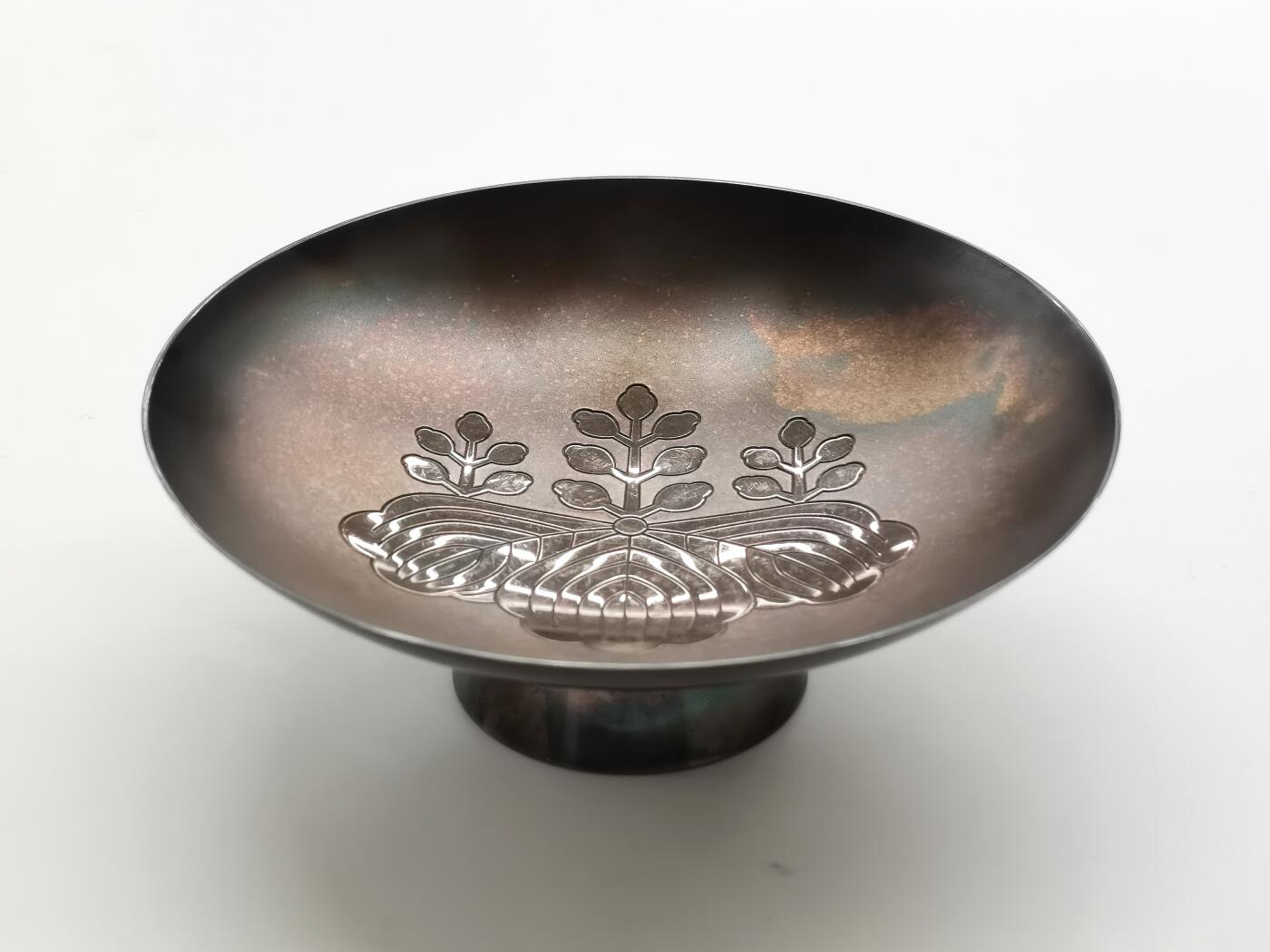 博洋堂世界钱币拍卖第157期（全场包邮） 日本造币局制纯银胎五七桐纹彩镀高足酒盏，重90.92g，五七桐纹为日本皇室家纹，底部刻有日本造币局厂记+“SILVER” 纯银标识。造币局此类纪念银器多为限量发行（如庆典、年号更替纪念款），存世量远少于民用工艺品，稀缺性显著。